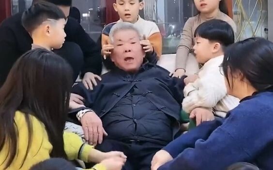 The busiest grandpa on the internet, who every summer vacation takes care of his twelve grandchildre