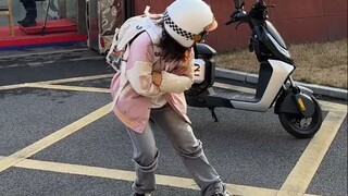 تبعت شاحنة الإطفاء فتاة لطيفة على دراجة نارية إلى المفرزة لتطلب الدب الصغير، وقالت إنها لن تأتي مرة 