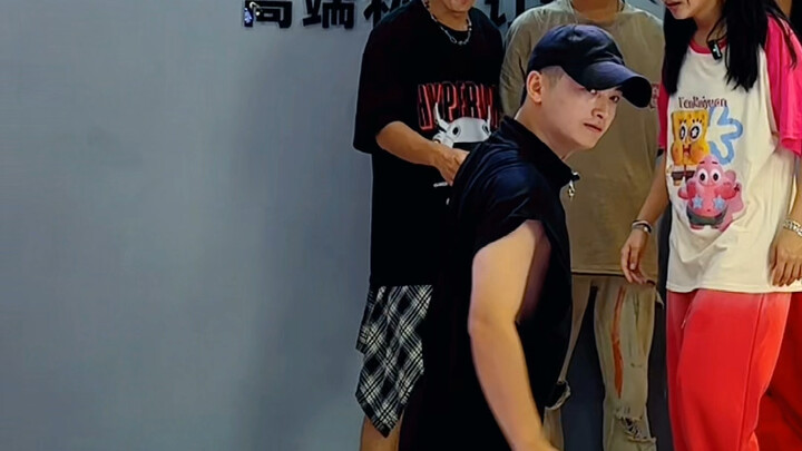 เราแค่ไม่รู้วิธีสไลด์ท่าสเปซวอล์กเท่านั้น!