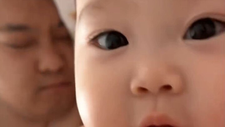 Yang membangunkan Papa di pagi hari bukanlah mimpi, melainkan kaki panjang nan indah sang putri!