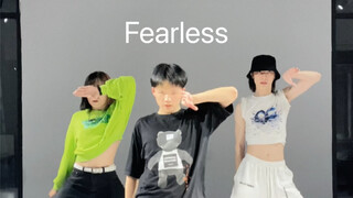 เพลงเปิดตัวล่าสุดของ LE SSERAFIM อย่าง Fearless ถูกคัฟเวอร์โดยผู้ชายทุกคน