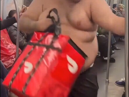 纽约地铁为了防止逃票加装了护板，但纽约人并不在乎