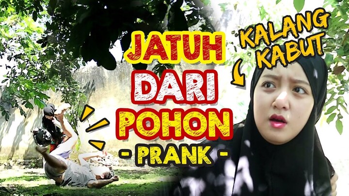 PRANK JATUH DARI POHON AUTO DI TIMPUK SENDAL!!