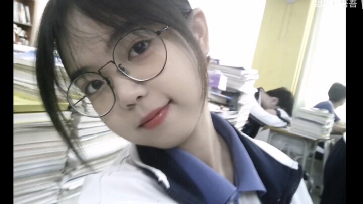 Hello everyone, this is my lesbian high school desk mate.
