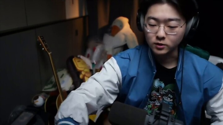 Grocery store upgraded to arsenal? Zc unboxed a super cool gun model, shot and killed Blood Wolf and