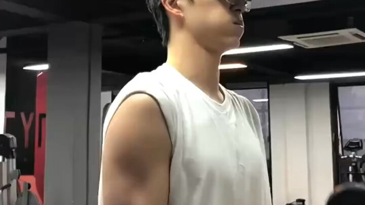 Ao Thụy Bằng vừa cường tráng lại vừa gầy yếu! Nói anh ấy cường tráng thì hít đất mà làm ra được động