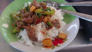 Thai Street Food วิธีทำอาหารชื่อดังของเมืองไทย ผัดกระเพราหมูกรอบ อร่อยเด็ด