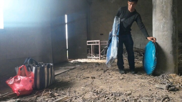 At Qiongyou, I found an abandoned house to stay in—packing up all my bags and moving them inside fel