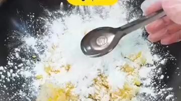 dải bột da cay trước cổng trường