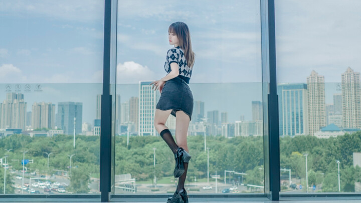 Ultra-high-definition vertical screen American sweetheart invites you to be a guest