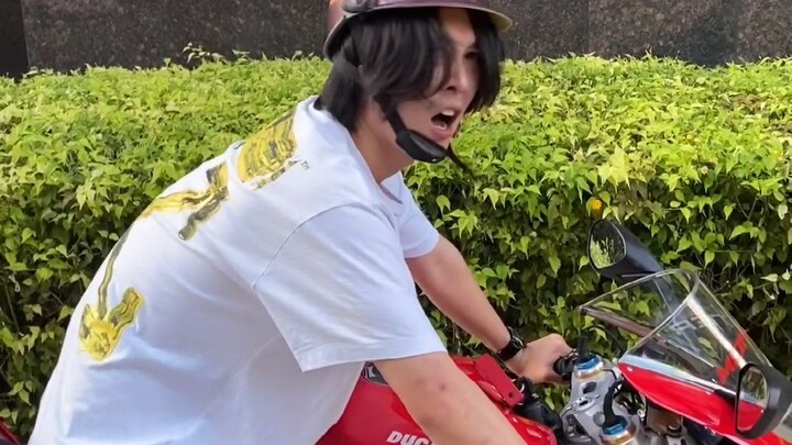 Nếu tặng bạn cùng phòng một chiếc Ducati thì sẽ thế nào (phần tiếp theo)?!!