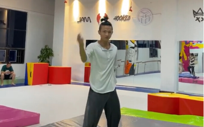 舞蹈生学习空翻两个月的成绩，天赋级天才选手