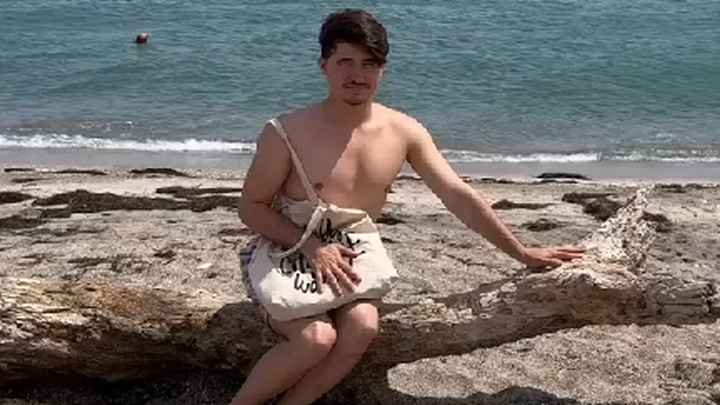 How moms abroad take photos on vacation…😂 Turns out moms are the same all over the world!