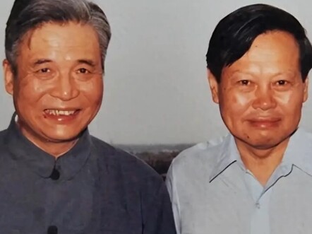 邓稼先和杨振宁跨越半个世纪的友情，在最后一次合影中，两人一个努力微笑，一个强颜欢笑。