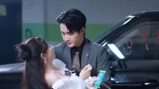 Miliarder dingin yang ditakuti semua orang tergoda asisten barunya