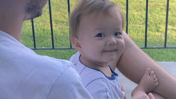 Reaksi bayi saya setelah secara tidak sengaja terbentur sudut meja...