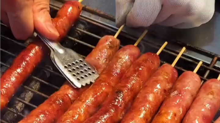 你饿不饿呀？吃点吧！