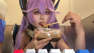 Người cosplay ở dưới nhận được quần áo do chính thức của trò chơi yêu thích gửi đến, không thể chờ đ
