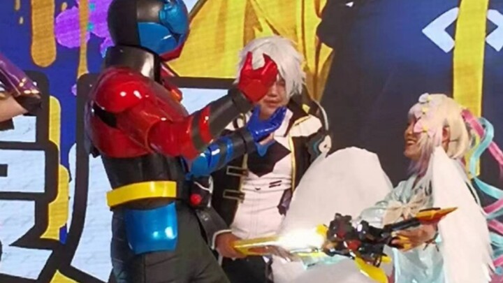 "Saat Anda Mengenakan Setelan Kamen Rider Rider dan Berpartisipasi dalam Comic-Con Catwalk"