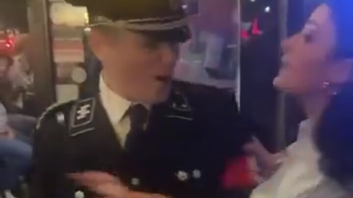 不是吧，还真敢大摇大摆穿着党卫军的黑色军装进入酒吧，结果却被女店员拦了下来。