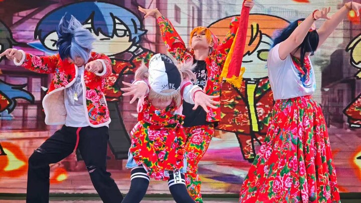 الفريق الشعبي الذي تتابعه يُقيم حفلًا موسيقيًا في شمال شرقي الصين [نسخة الرقص التنكري لـ Otonablue]