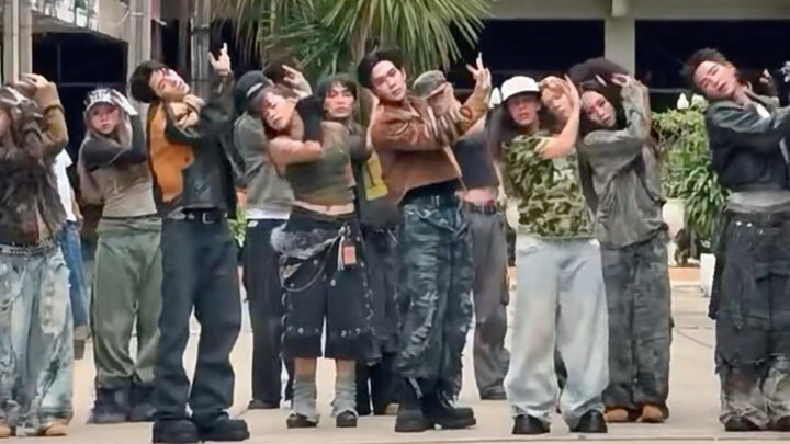 Yang paling perlu dilakukan oleh si malang sekarang adalah merilis video rekaman langsung tarian aua