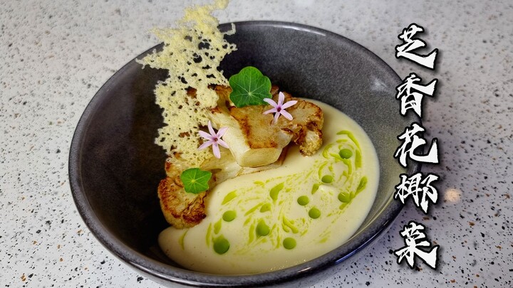 Sốt súp lơ trắng, miếng súp lơ trắng chiên, bánh phô mai giòn, dầu xanh tỏi tây