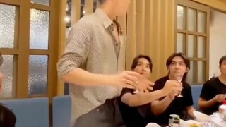 Phiên bản điên rồ của bữa tiệc tối Seventeen