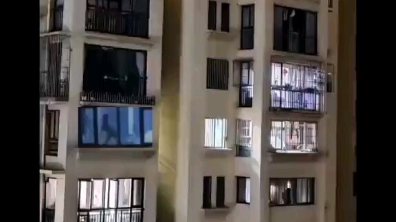 Semua orang berjuang keras untuk cari uang～