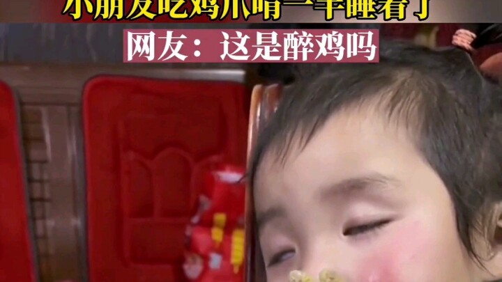 Đang chơi đột nhiên “hết pin” — cách ngủ của các bé cưng khiến ai cũng bất ngờ: Bé đang gặm chân gà 