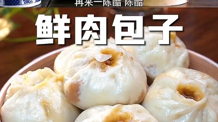 Langsung ngabisin sepuluh pon pangsit, dua orang ini emang kuat makan banget.