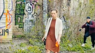 女人遭遇帅气劫匪，竟主动送钱，结尾暖心 "