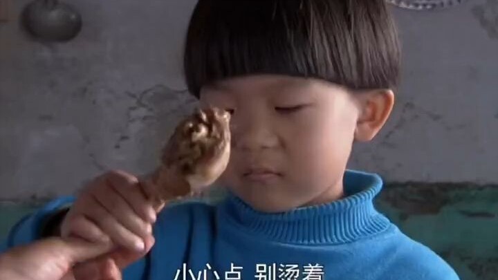 Anak dari keluarga kaya makan paha ayam, sedangkan anak dari keluarga miskin hanya minum sup beras.