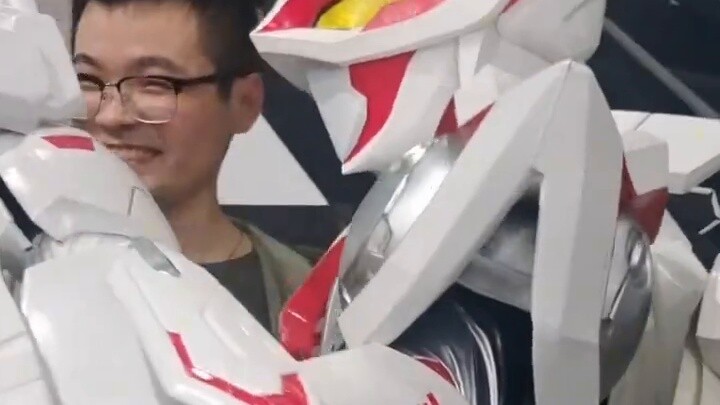 เมื่อฉันสวมชุดหนัง Kamen Rider แบบโฮมเมดไปงานแสดงการ์ตูน
