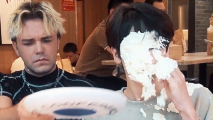 Không, làm sao AK có thể mang theo khuôn bánh được?