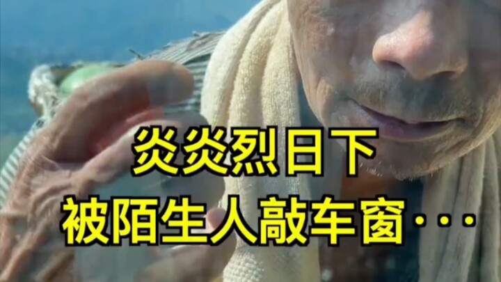 في الطقس الحار، يبيع الجد المانجو بالطريقة التقليدية الأصلية...