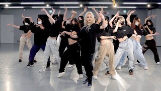 إصدار غرفة التدريب لـ CL "Tie a Cherry" تم الكشف عنه