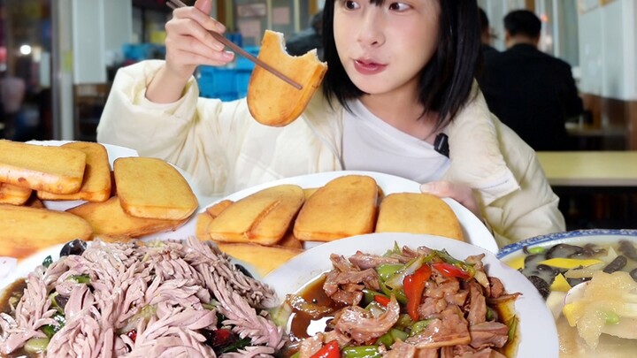 Quán lẩu Trung Quốc trong con hẻm sâu, món ăn đưa cơm mà chẳng cần cơm! Có cả món bánh mì chiên giòn
