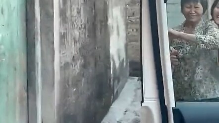 หลานสาวเพิ่งได้ใบขับขี่ ขับรถพามาหาคุณย่า คุณย่าตกใจจนวิ่งหนีแทบไม่ทัน คุณย่าบอกว่า: “ฉันยังอยากอยู่