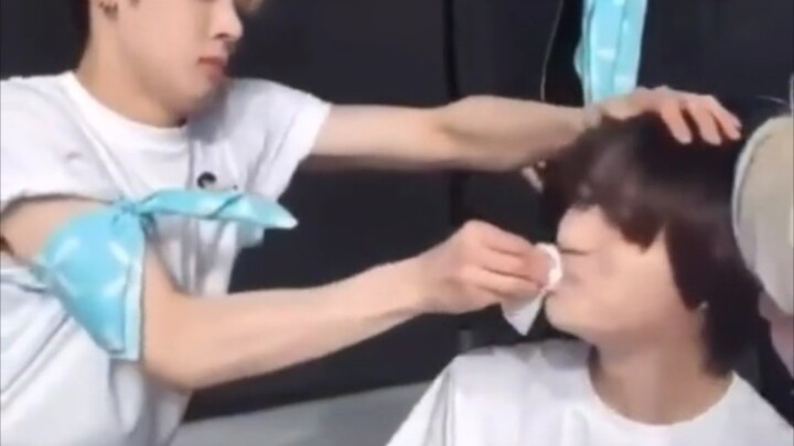 Sự quan tâm của Choi Yeon-jun thật đáng sợ, (mày định lau sạch miệng thằng em mày à) hahaha.