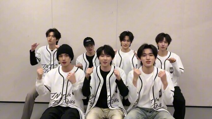 【فريق شباب العصر】 "أنا الأجمل في العالم" من الواضح أن الجميع يحبونه كثيرًا!