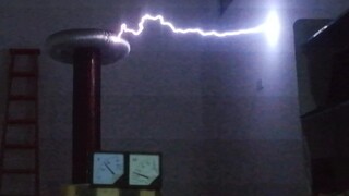 Tesla coil musik elektronik solo "hanya railgun saya"