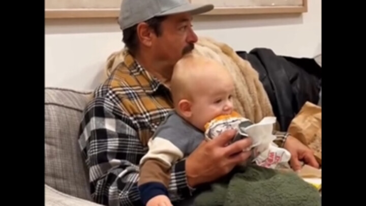 Di hadapan makanan lezat, “selera” bayi manusia benar-benar tergoda habis 😋