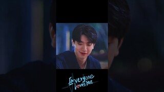 She doesn't want him to get wet in the rain🥹 | Everyone Loves Me | YOUKU Shorts