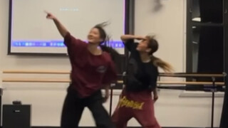 Who choreographed the shoulder shake dance in the NYU choreography class?