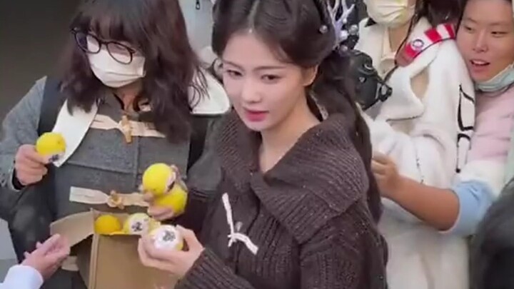 Bai Lu hung the dried lemons given by fans on her costume