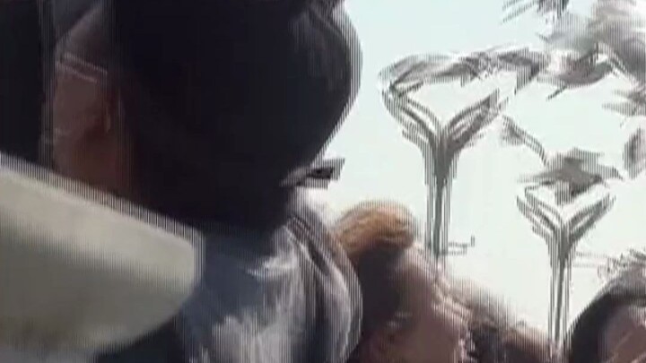 A guy feeds seagulls by Dianchi Lake, and the film-like image quality instantly transports you back 