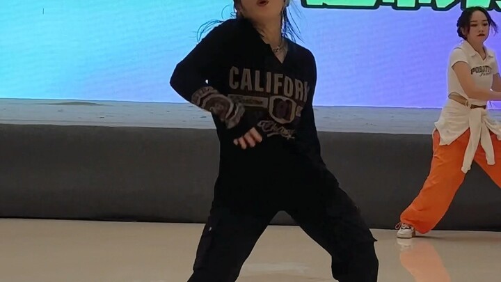 The previous dance cover was so cool! (I think so myself)