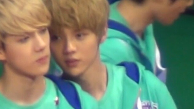 Nước mắt thời đại! Trò chơi thần tượng EXO 2013: Lu Han và Sehun chụp ảnh cùng nhau. Tôi hy vọng họ 