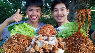 มาม่าเผ็ดหมูกรอบสามชั้นทอด กินกับกิมจิและผัดสดๆ อร่อยเข้ากันสุดๆ.